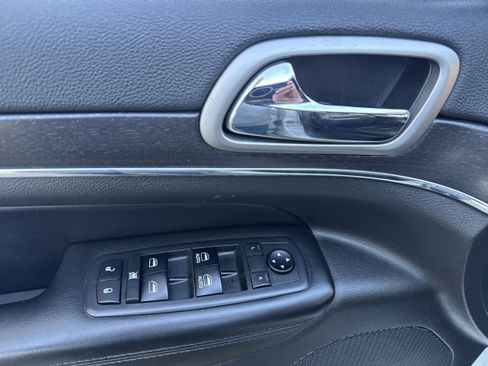 Used 2018 Jeep Grand Cherokee Limited AWD/4WD image 9
