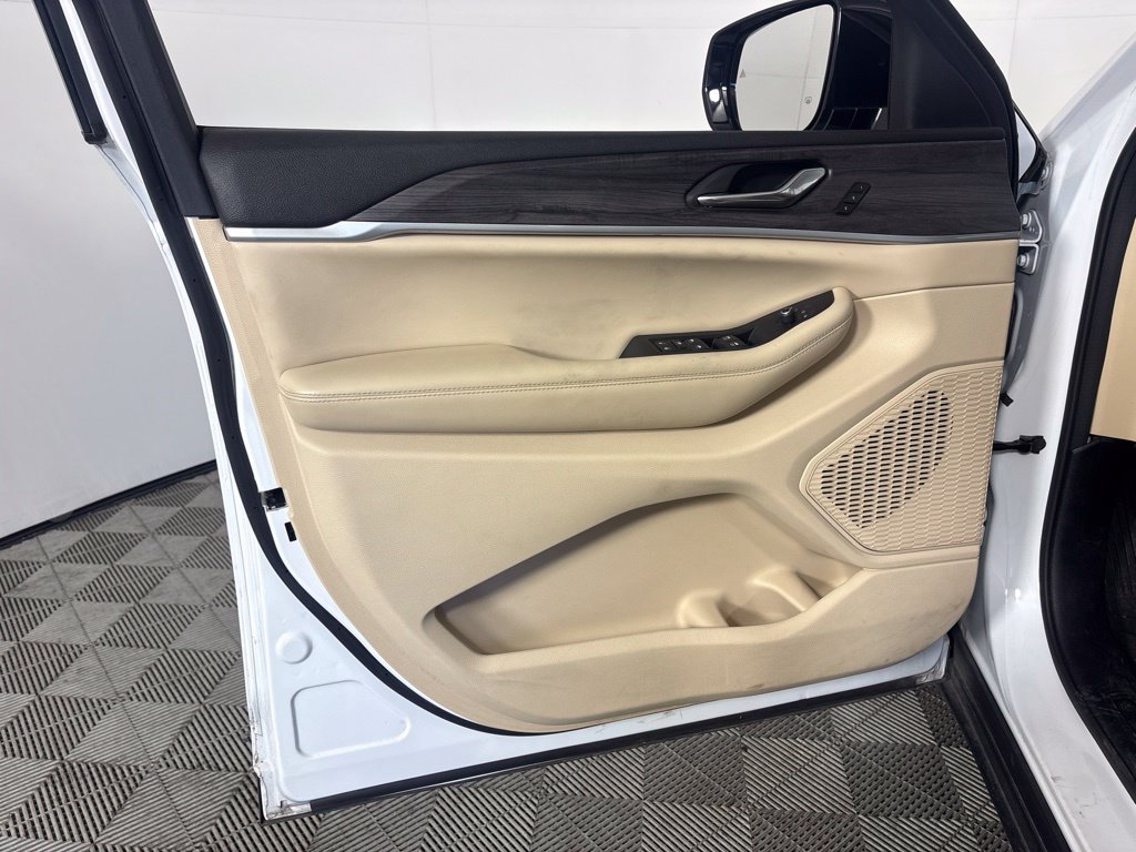 Used 2024 Jeep Grand Cherokee Limited RWD image 11
