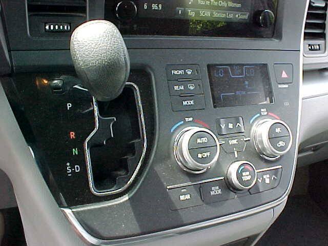 Used 2015 Toyota Sienna LE FWD image 23