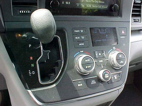 Used 2015 Toyota Sienna LE FWD image 23