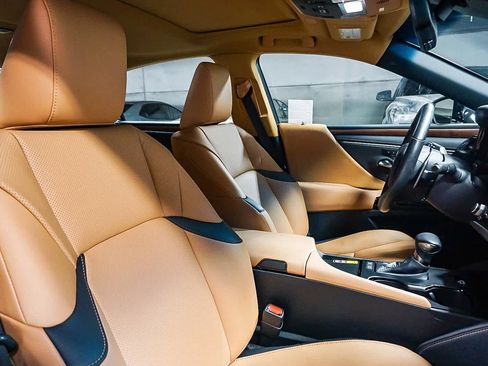 Used 2024 Lexus ES 300h w/ Premium Package image 17