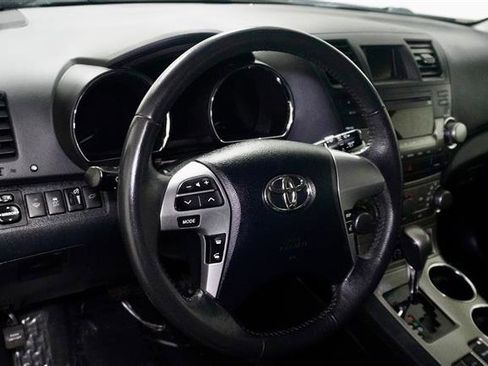 Used 2011 Toyota Highlander SE w/ Tow Pkg image 12