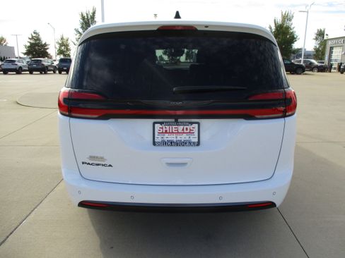 New 2026 Chrysler Pacifica Select FWD image 5