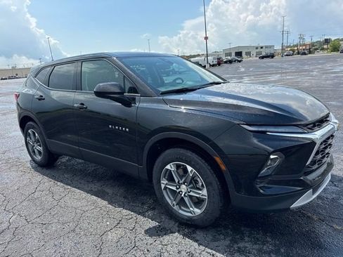 Used 2025 Chevrolet Blazer LT FWD image 3