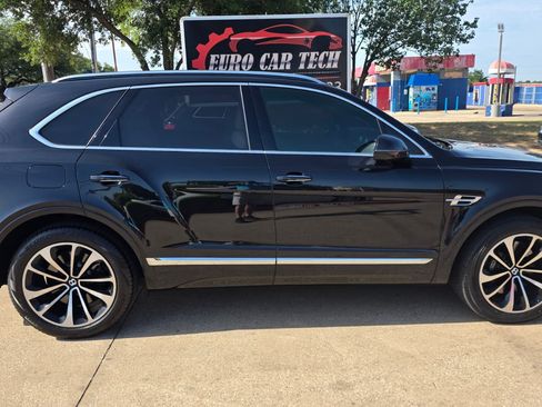 Used 2017 Bentley Bentayga AWD/4WD image 4