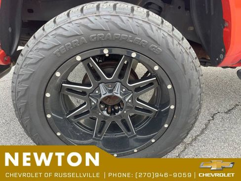 Used 2017 Toyota Tacoma TRD Sport AWD/4WD image 17
