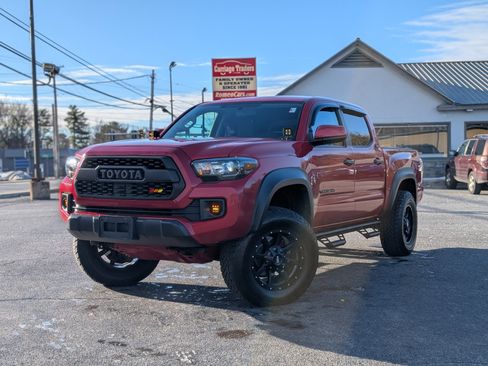 Used 2017 Toyota Tacoma SR image 1