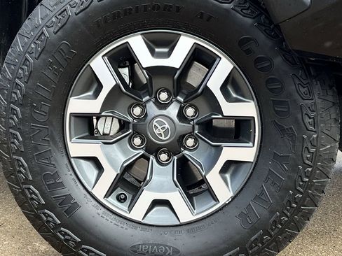 Used 2023 Toyota Tacoma TRD Off-Road w/ Advanced Technology Package image 27