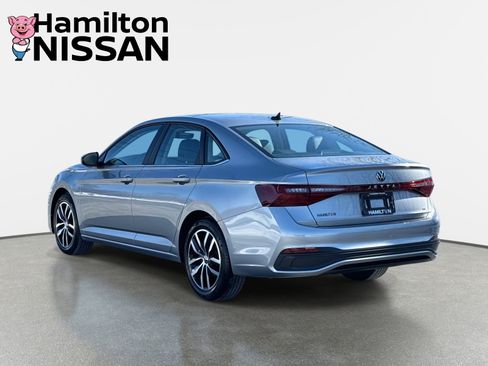 Used 2025 Volkswagen Jetta SE image 3