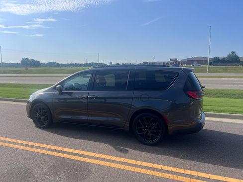 Used 2022 Chrysler Pacifica Limited w/ S Appearance Package FWD image 7