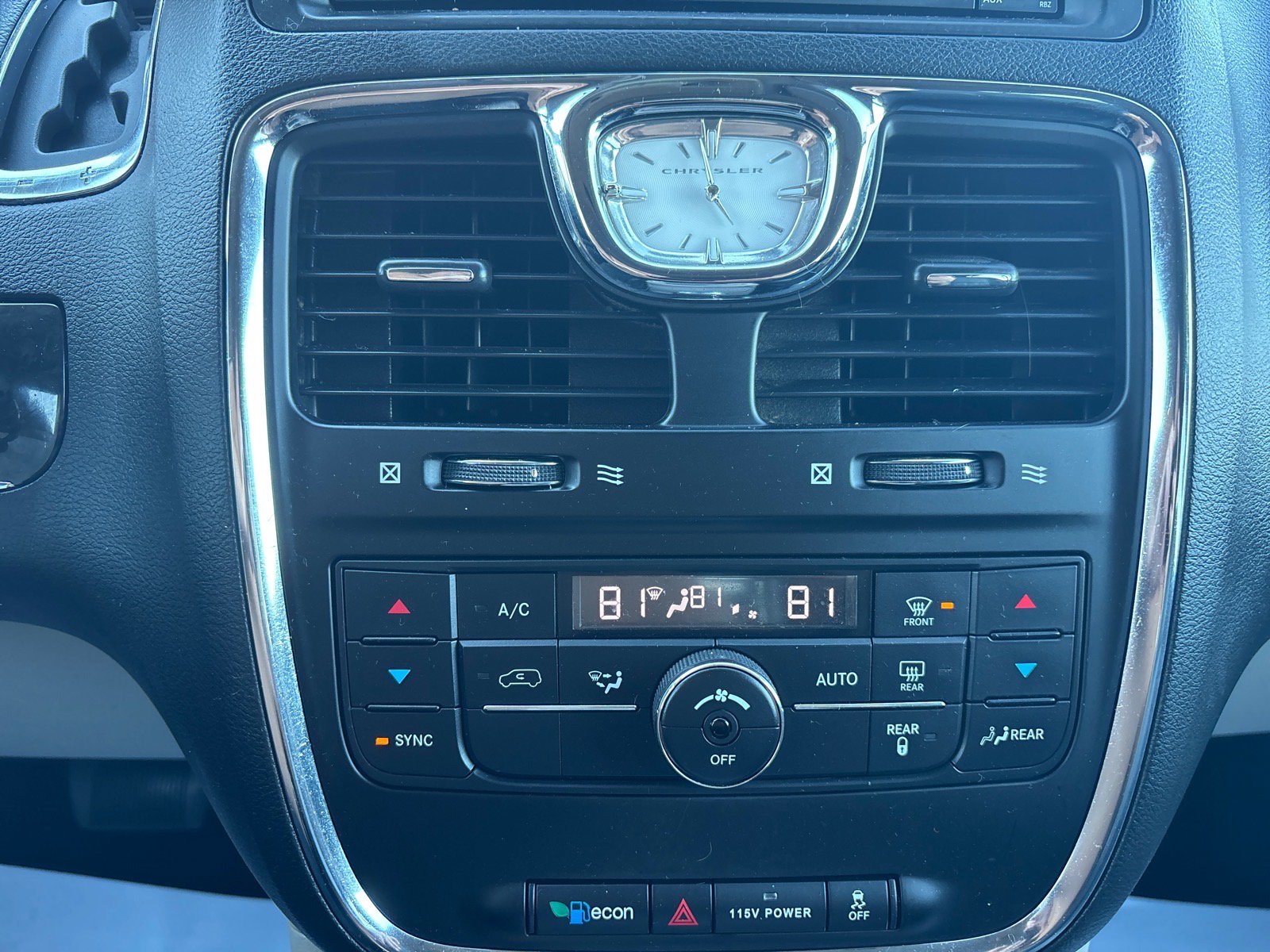 Used 2016 Chrysler Town & Country Touring FWD image 37