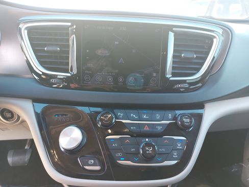 Used 2019 Chrysler Pacifica Touring-L Plus w/ Advanced Safetytec Group image 22