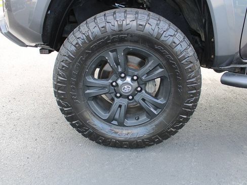Used 2019 Toyota Tacoma TRD Sport AWD/4WD image 16