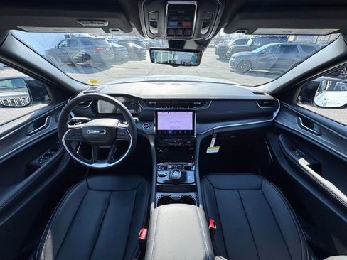 Used 2025 Jeep Grand Cherokee Limited w/ Luxury Tech Group II image 10