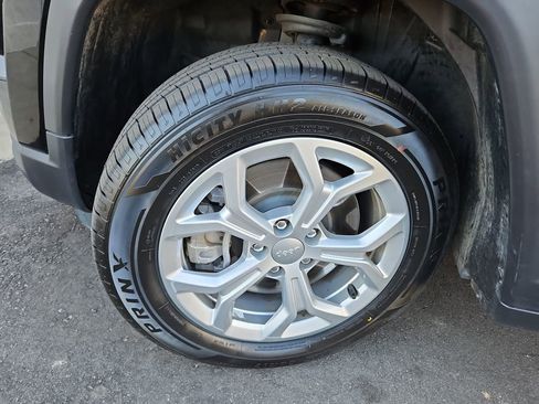 Used 2024 Jeep Compass Latitude image 30