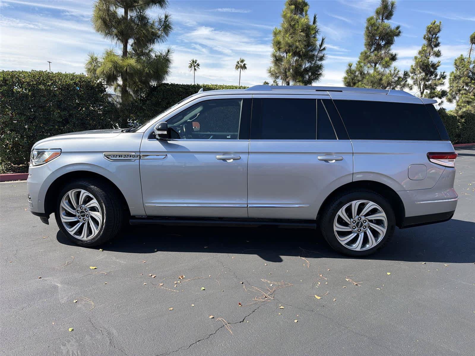 Used 2024 Lincoln Navigator Premiere AWD/4WD image 3
