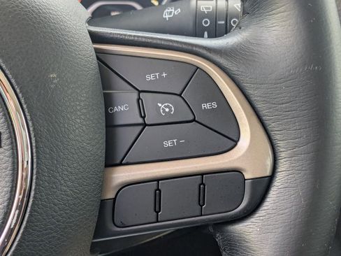 Used 2017 Jeep Renegade Latitude AWD/4WD image 11