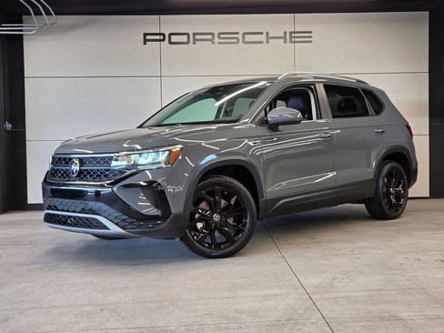 Used 2022 Volkswagen Taos SE image 1