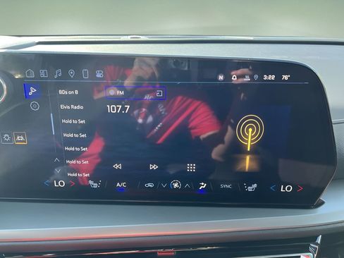 Used 2025 Chevrolet Traverse LT image 13