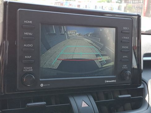 Used 2021 Toyota RAV4 LE AWD/4WD image 17