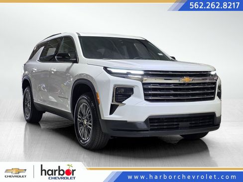 Used 2025 Chevrolet Traverse LT image 1