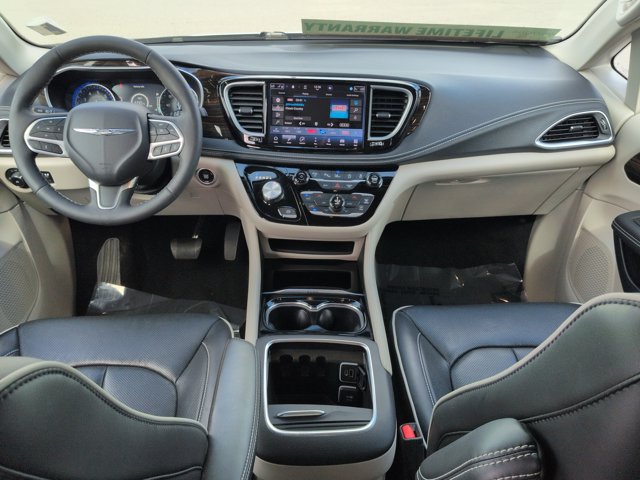 Used 2023 Chrysler Pacifica Limited FWD image 15