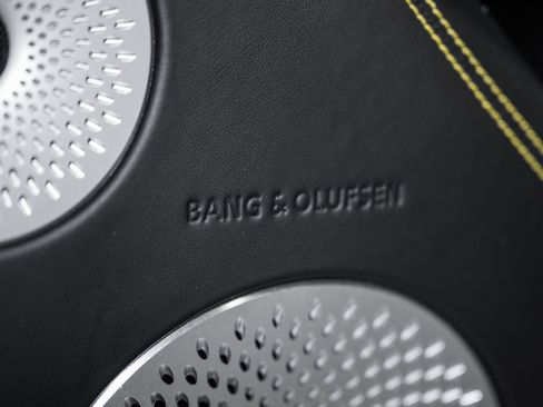 Used 2025 Bentley Bentayga image 52