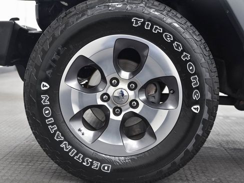 Used 2016 Jeep Wrangler Unlimited Sahara w/ Connectivity Group image 8