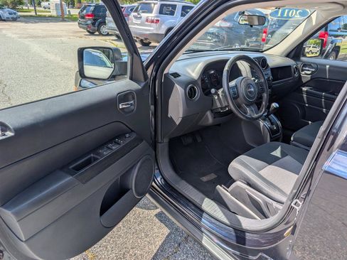 Used 2011 Jeep Patriot Latitude FWD image 12