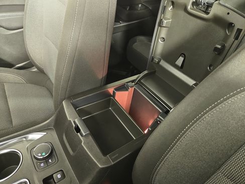 Used 2022 Chevrolet Traverse LT FWD image 27