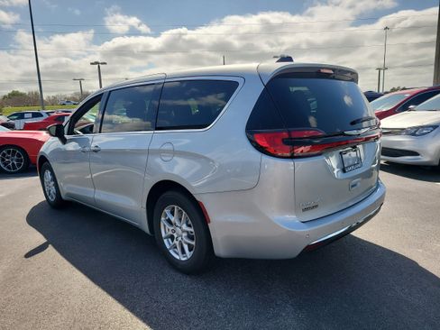New 2026 Chrysler Pacifica Select image 8