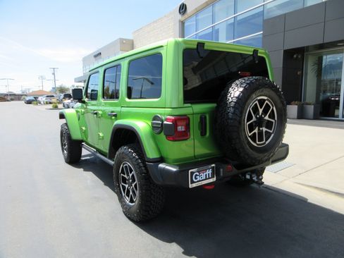 Used 2025 Jeep Wrangler Unlimited Rubicon w/ Convenience Group AWD/4WD image 9