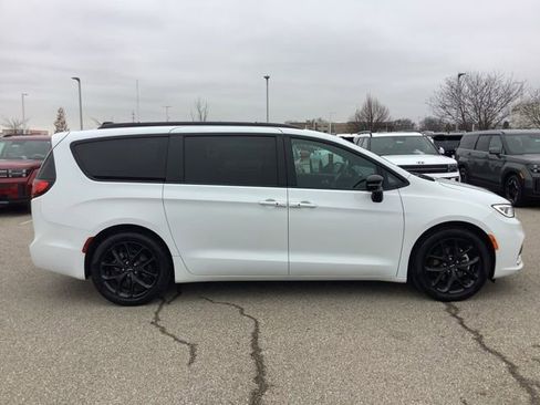 Used 2024 Chrysler Pacifica Touring-L w/ Uconnect Theater Family Group image 4