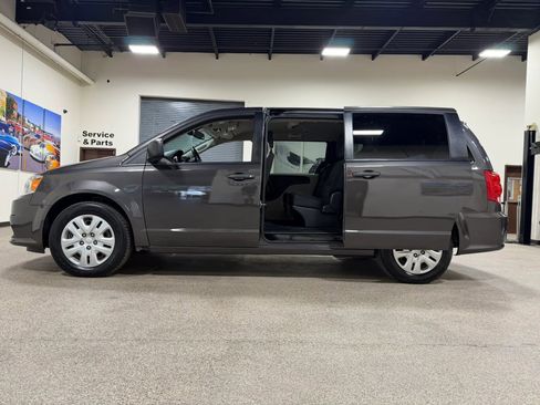 Used 2019 Dodge Grand Caravan SE w/ Rear Park Assist Package FWD image 19