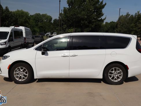 Used 2025 Chrysler Pacifica Select FWD image 7