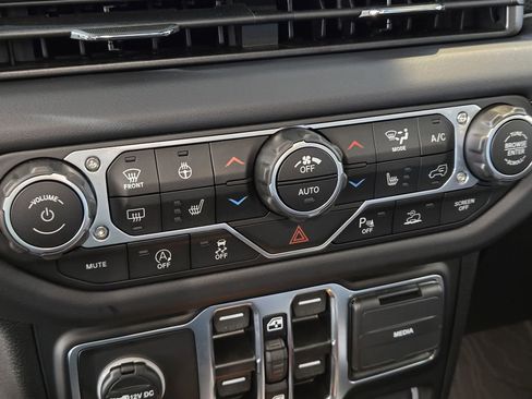 Used 2025 Jeep Wrangler Unlimited Rubicon image 10