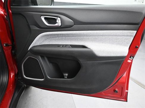 New 2026 Jeep Compass Latitude image 17