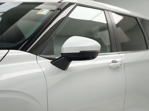 Used 2024 Mitsubishi Outlander SE image 9