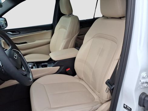 Used 2025 Jeep Grand Cherokee Limited w/ Luxury Tech Group II AWD/4WD image 15