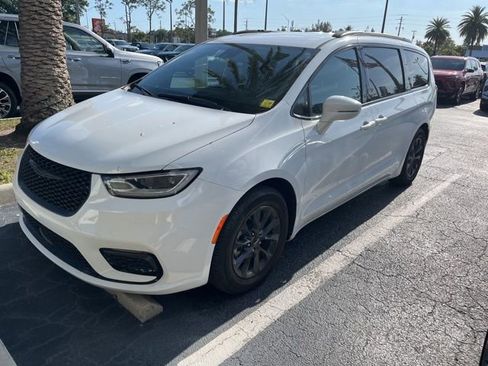 Used 2022 Chrysler Pacifica Touring-L w/ S Appearance Package image 1