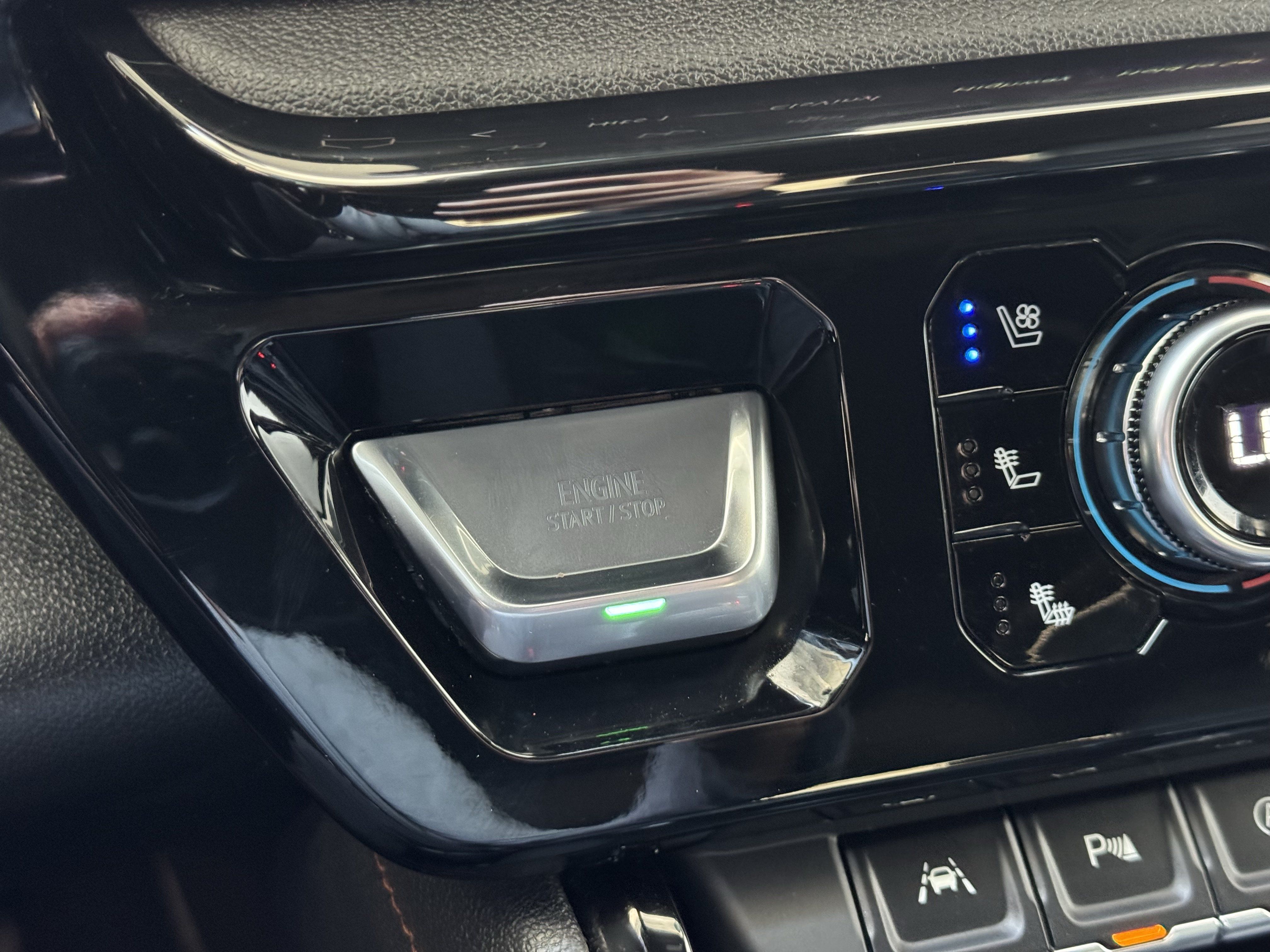 Certified 2025 GMC Sierra 1500 AT4 AWD/4WD image 32