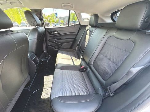 Used 2024 Chevrolet Trax LT w/ LT Convenience Package FWD image 23
