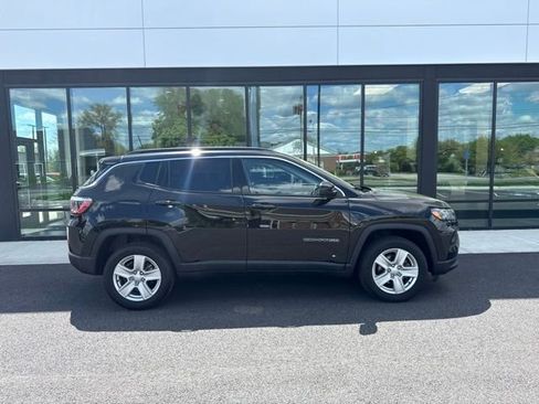 Used 2022 Jeep Compass Latitude w/ Convenience Group AWD/4WD image 2
