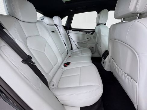 Certified 2025 Porsche Macan AWD/4WD image 31
