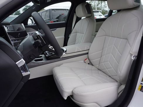 Used 2024 BMW i7 xDrive60 AWD/4WD image 18