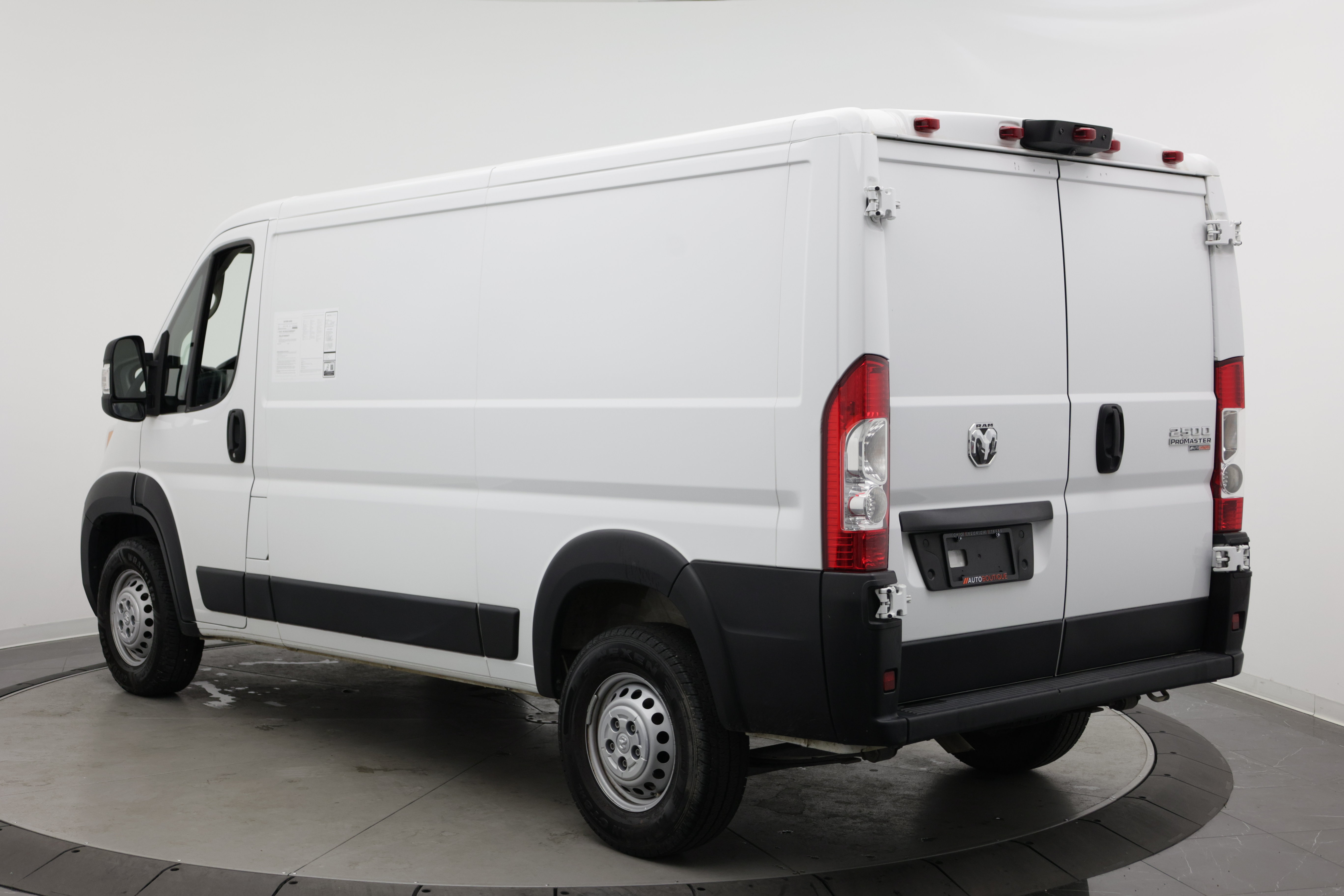 Used 2025 RAM ProMaster 2500 w/ Convenience Group FWD image 4