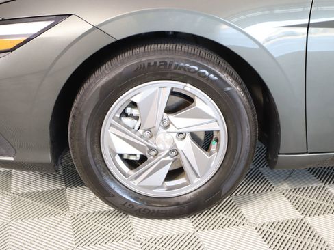 Used 2024 Hyundai Elantra SE FWD image 16
