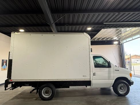 Used 2005 Ford E-350 and Econoline 350 Super Duty RWD image 9