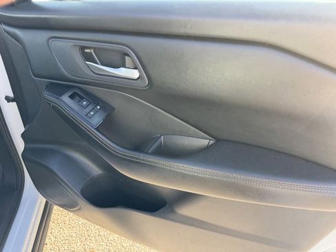 Used 2024 Nissan Rogue SV image 9