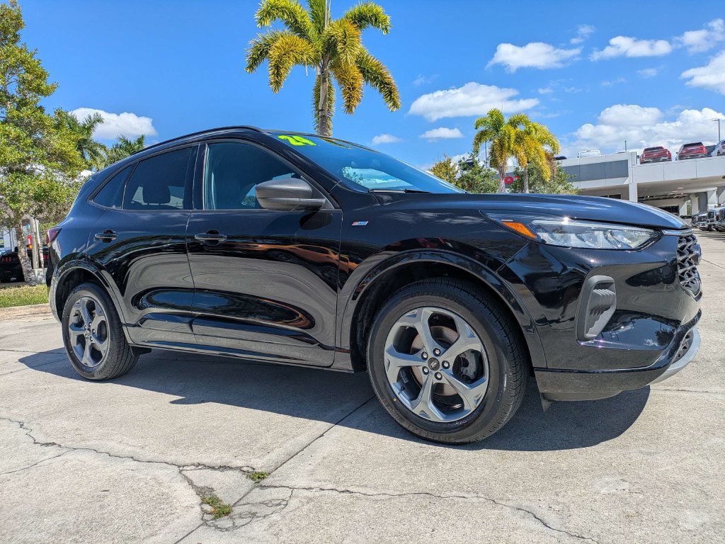 Certified 2024 Ford Escape ST-Line w/ Tech Pack #1 AWD/4WD image 2